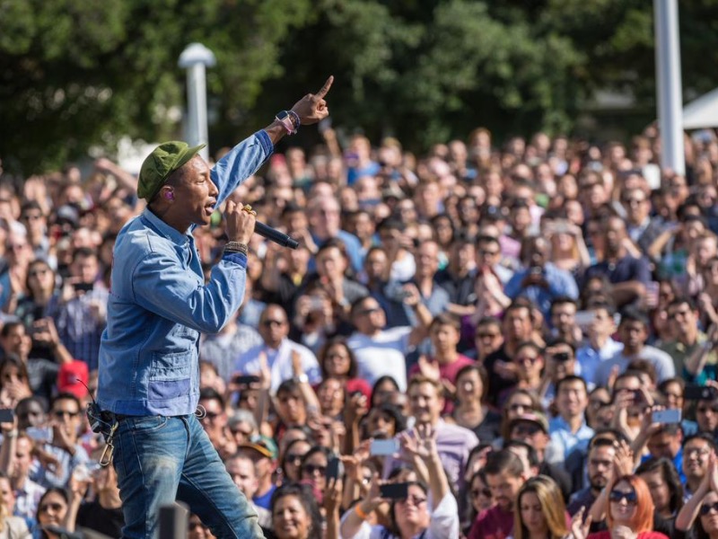Pharrell Williams très « happy » chez Apple