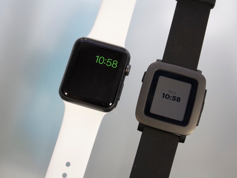Apple Watch v Pebble Time : sur la réserve