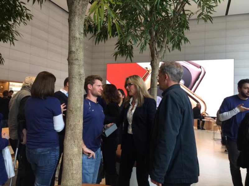 Angela Ahrendts a visité son Apple Store à Bruxelles