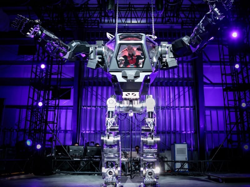 Jeff Bezos dans son gros robot