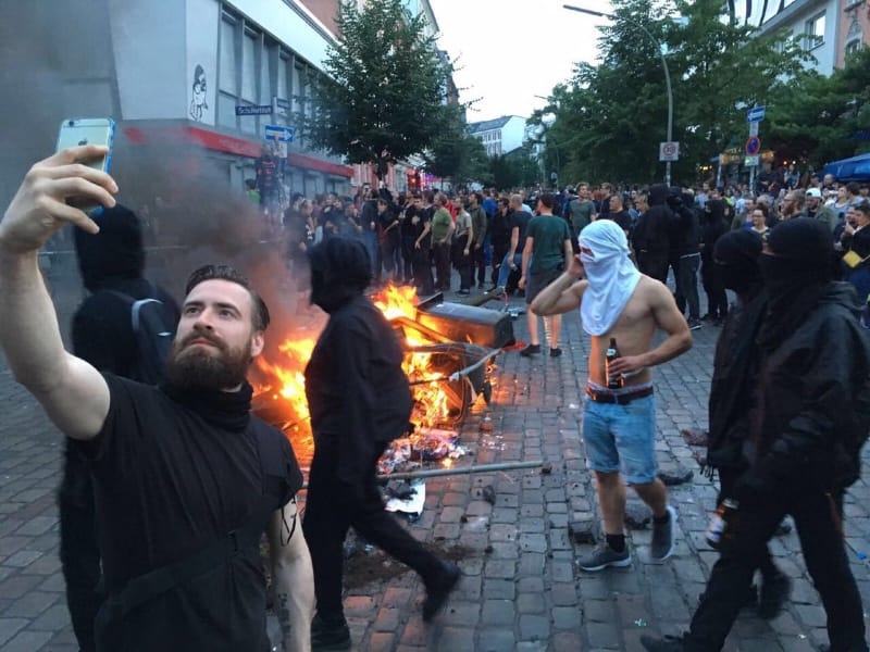 Comment photographier un selfie dans une manifestation anticapitaliste ?